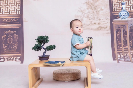 京山宝宝边吃奶边挣扎烦躁